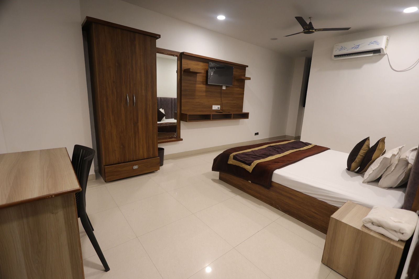 RedCarmine Hotel Image 7