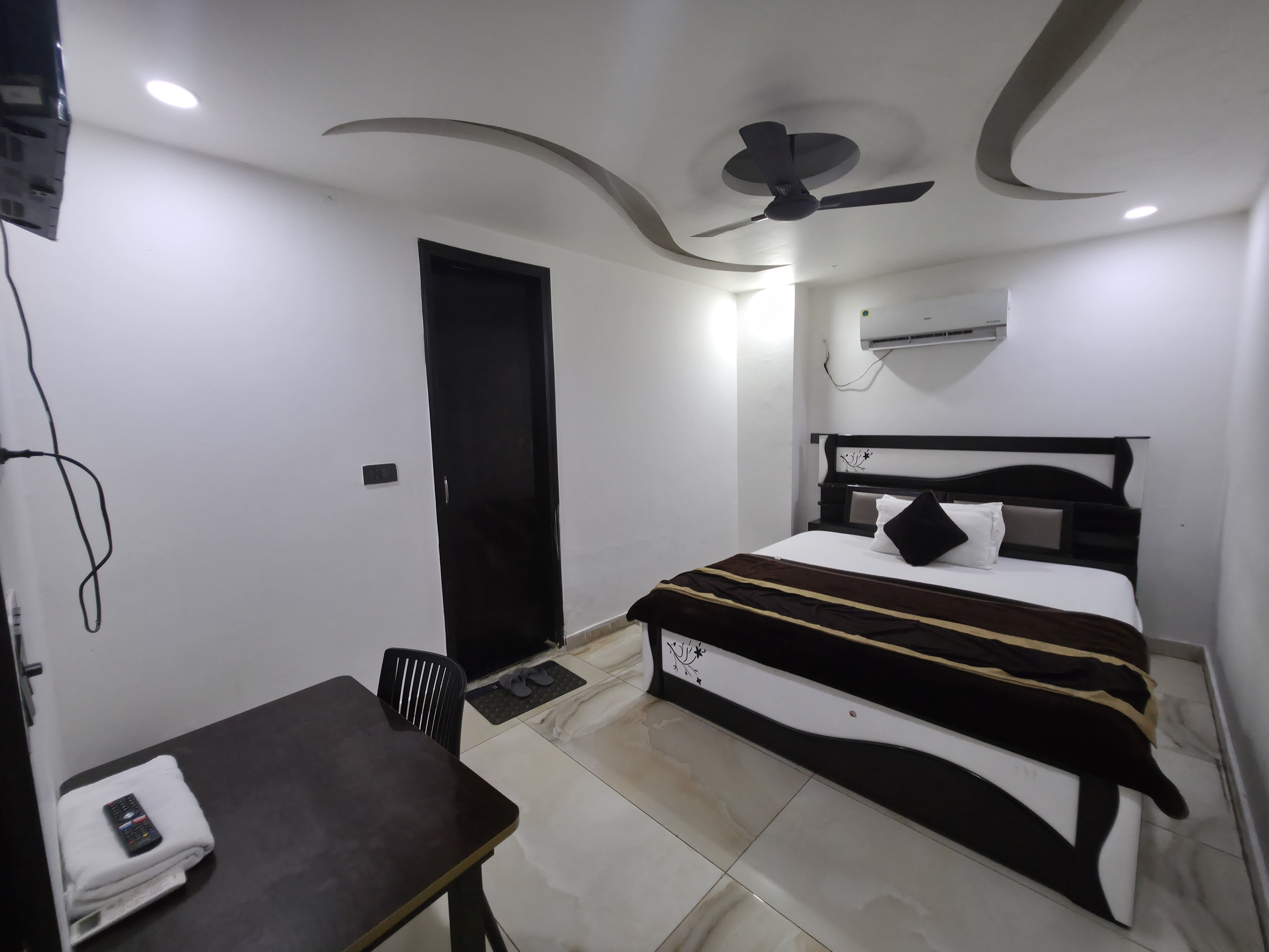 HOTEL THE REDCARMINE